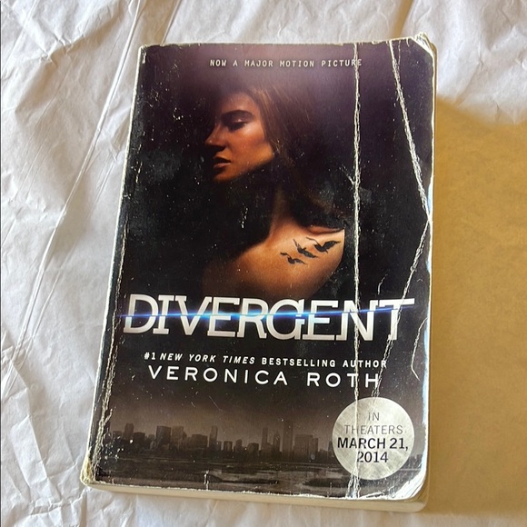Divergent Paperback Book - Picture 1 of 4